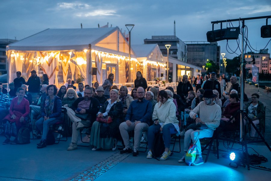 Widzowie zgromadzeni na pokazie spektaklu „Kopakonan – opowieść o kobiecie foce”, który można zobaczyć przy pomniku Tadeusza Wendy w Marina Yacht Parku w ramach festiwalu „Pociąg do Miasta” // fot. Anna Rezulak