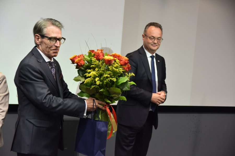 Uroczystość zakończenia misji konsularnej i przejęcia obowiązków odbyła się 9 maja w siedzibie norweskiej firmy DNV GL w Gdyni . Na zdjęciu: Michał Rzeszewicz, ustępujący konsul honorowy oraz Olav Myklebust, ambasador Królestwa Norwegii // fot. Sławomir Okoń