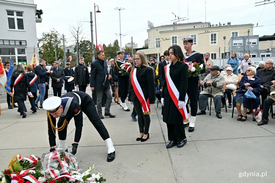 Uczennice jednej z gdyńskich szkół składają kwiaty przed pomnikiem Gdynian Wysiedlonych podczas uroczystości upamiętniających 84. rocznicę wysiedlenia ludności polskiej z Gdyni