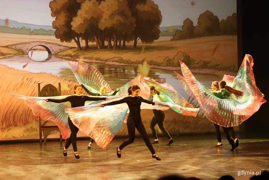 Koncert „Sekrety Zimowego Wiatru” w wykonaniu młodzieży z gdyńskiego MDK'u na scenie Teatru Muzycznego w Gdyni (fot. Katarzyna Balcerzak)