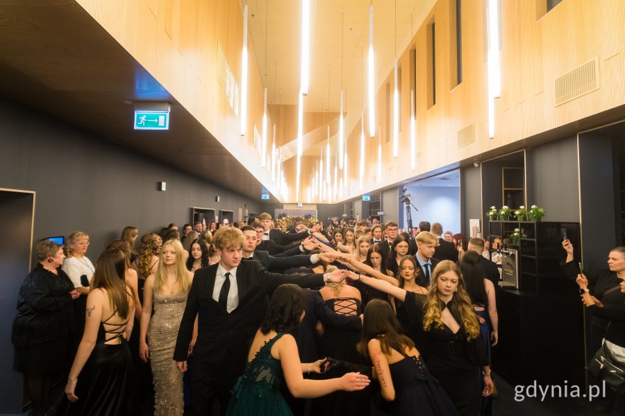 Polonez w wykonaniu maturzystek i maturzyst&oacute;w z ZSAE (fot. Paweł Budziński)