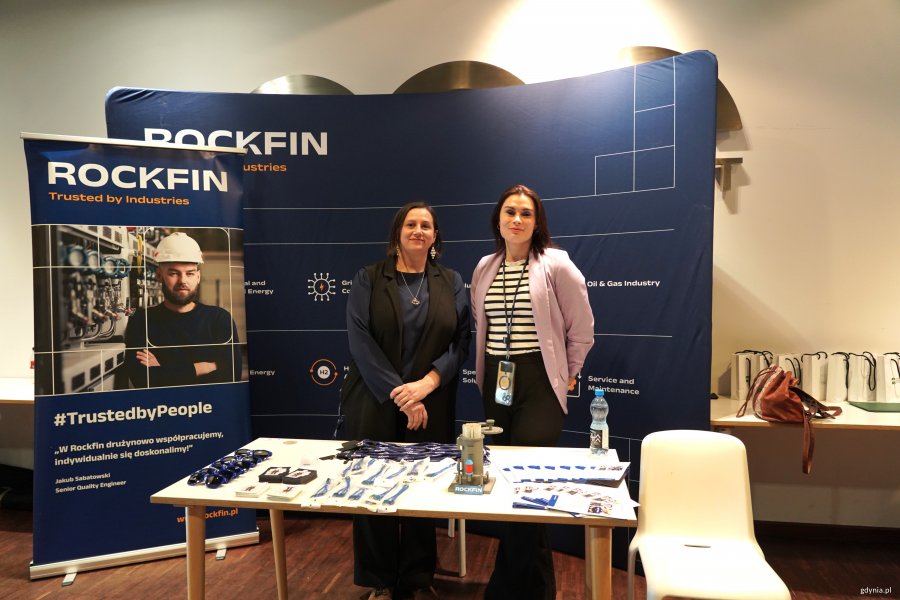 Dwie kobiety na stoisku