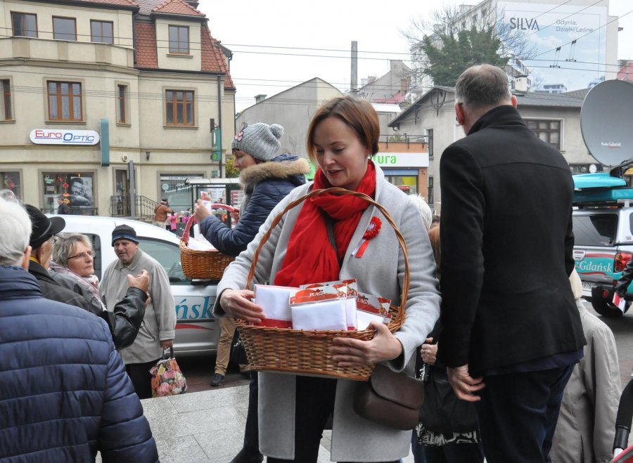 Flagi rozdawała też Maja Wagner - pełnomocnik prezydenta ds. kultury // fot. Magdalena Czernek