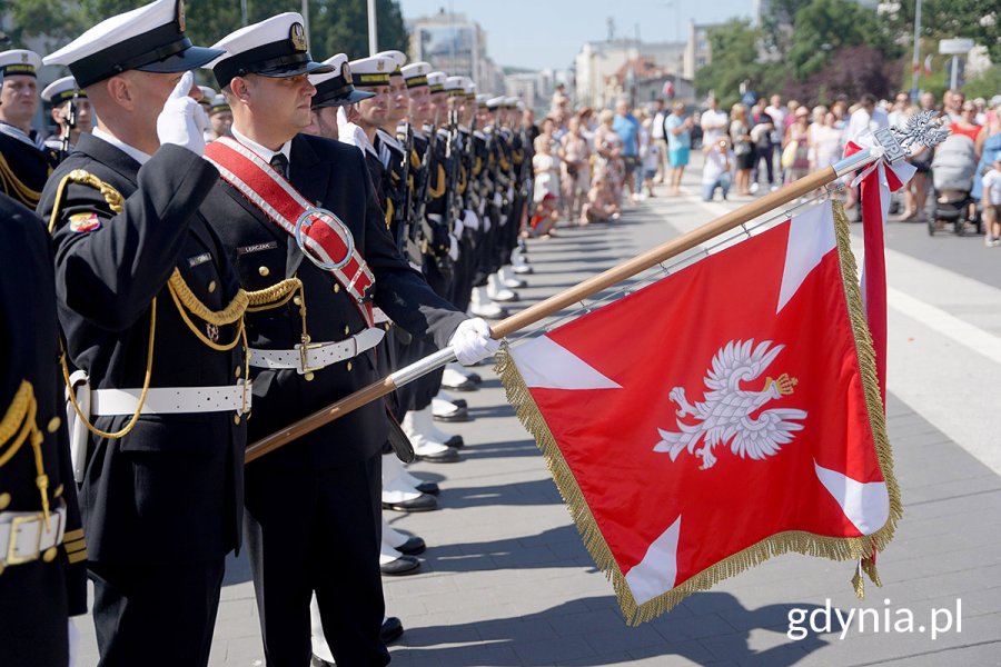 Marynarze z Marynarki Wojennej ze sztandarem z białym orłem