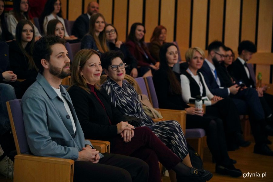 Od lewej: Filip Śmigielski – miejski rzecznik praw uczniowskich, wiceprezydentka Gdyni Oktawia Gorzeńska, przedstawicielka Pomorskiego Kuratorium Oświaty, Marta Jasińska, Dorota Gorzejewska – koordynatorka samorządów uczniowskich szkół ponadpodstawowych, Mateusz Syldatk – koordynator samorządów uczniowskich szkół podstawowych oraz Aleksandra Sienkiewicz-Syldatk – koordynatorka samorządów uczniowskich szkół podstawowych podczas konferencji „Głos młodych: sprawczość, prawa, przyszłość”