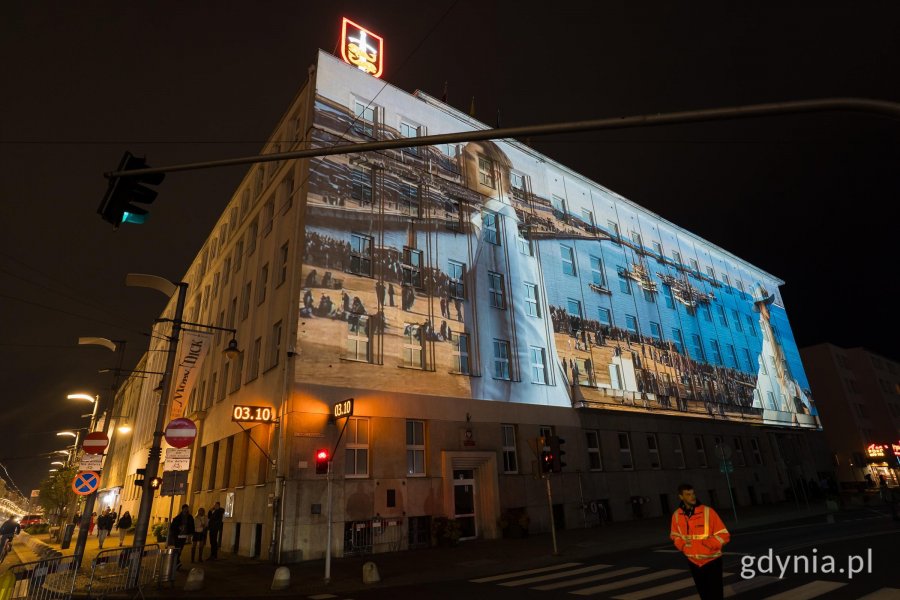 &bdquo;Zaczęło się  od morza. Baśniowa opowieść o Gdyni&rdquo;, video mapping na fasadzie urzędu miasta i widzowie