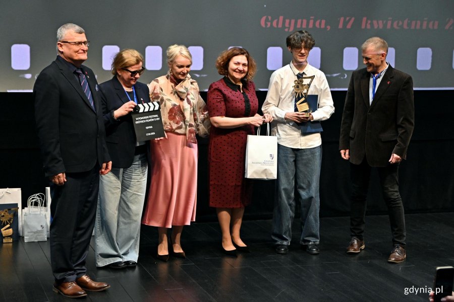 Anna Obuchowska &ndash; pomorski państwowy wojew&oacute;dzki inspektor sanitarny i członkowie jury z autorem najlepszego scenariusza &ndash; Jakubem Zabłockim