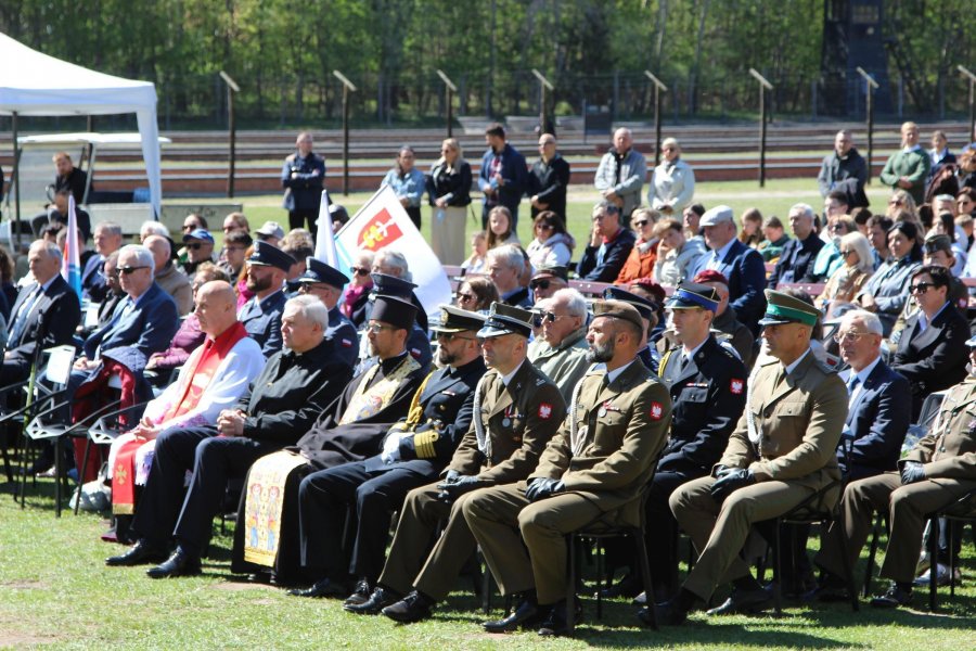 Uczestnicy uroczystości z okazji 81. rocznicy zakończenia II wojny światowej oraz uwolnienia ostatnich więźni&oacute;w niemieckiego nazistowskiego obozu koncentracyjnego Stutthof zgromadzeni na terenie Muzeum Stutthof w Sztutowie 