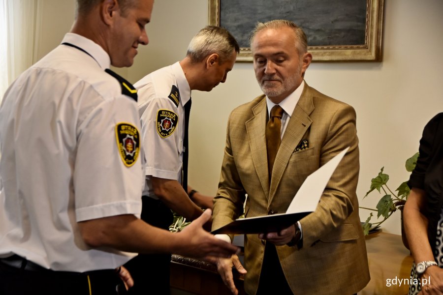Nagrody i awanse wręczył prezydent Gdyni - Wojciech Szczurek // fot. Paweł Kukla
