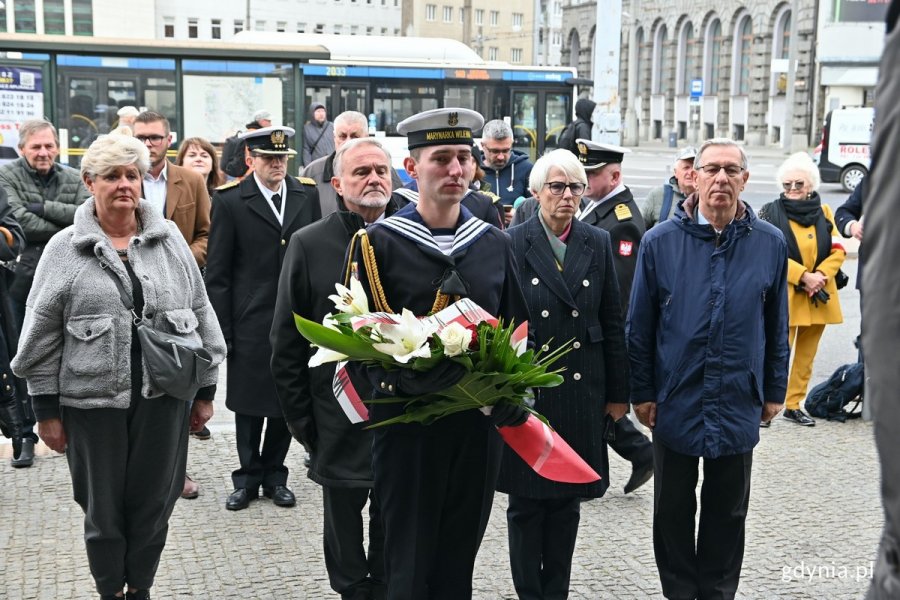 Od lewej: radna Elżbieta Raczyńska, prezydent Wojciech Szczurek, Joanna Zielińska - przewodnicząca Rady Miasta Gdyni oraz radny Zenon Roda składający kwiaty pod tablicą pamiątkową na fasadzie Dworca PKP Gdynia Główna podczas uroczystości upamiętniających 84. rocznicę wysiedlenia ludności polskiej z Gdyni