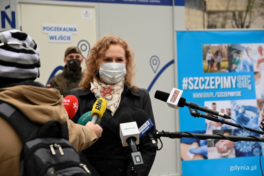 Dyrektorka pomorskiego oddziału wojewódzkiego NFZ Monika Kasprzyk w czasie konferencji prasowej, fot. Magda Śliżewska