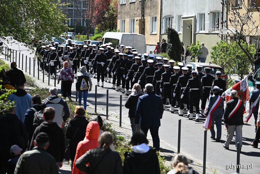 Orkiestra i Kompania Reprezentacyjna Marynarki Wojennej oraz uczestnicy przemarszu z okazji Narodowego Święta Konstytucji 3 Maja idący ul. Słowackiego // fot. Michał Puszczewicz