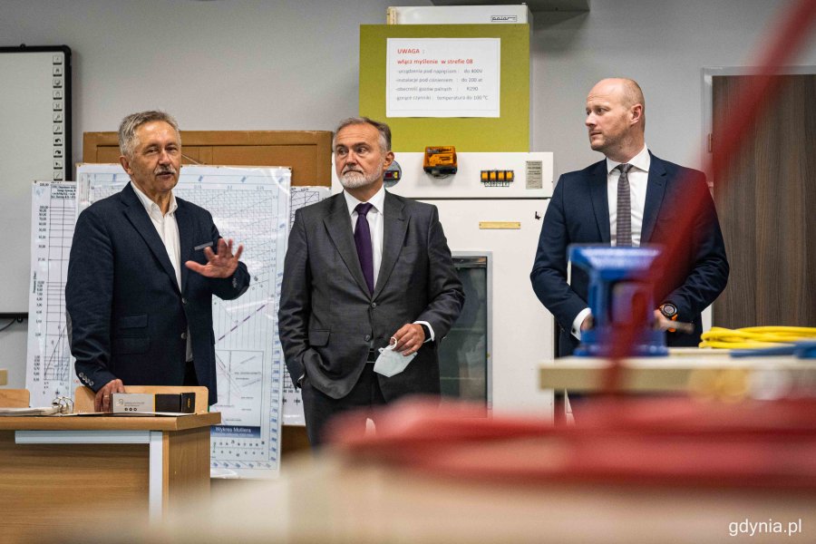 Prezydent Gdyni Wojciech Szczurek i wiceprezydent Bartosz Bartoszewicz podziwiają nowe pracownie w Zespole Szkół Chłodniczych i Elektronicznych // fot. Kamil Złoch