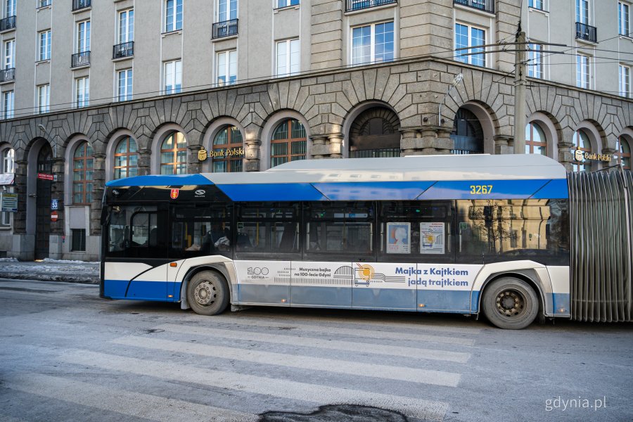 Gra miejska oparta na spektaklu &bdquo;Majka z Kajtkiem jadą trajtkiem&rdquo; (fot. Kamil Złoch)