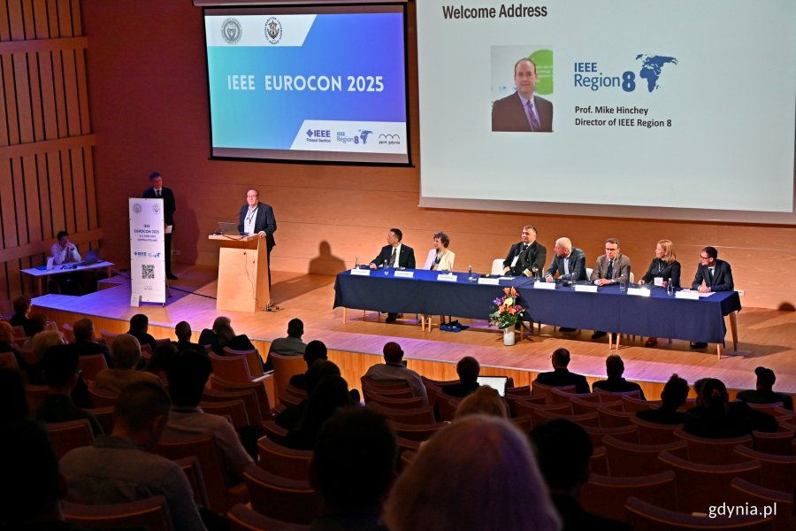 Uczestnicy podczas oficjalnego otwarcia 21. edycji International Conference on Smart Technologies – IEEE EUROCON 2025 w Pomorskim Parku Naukowo-Technologicznym 
