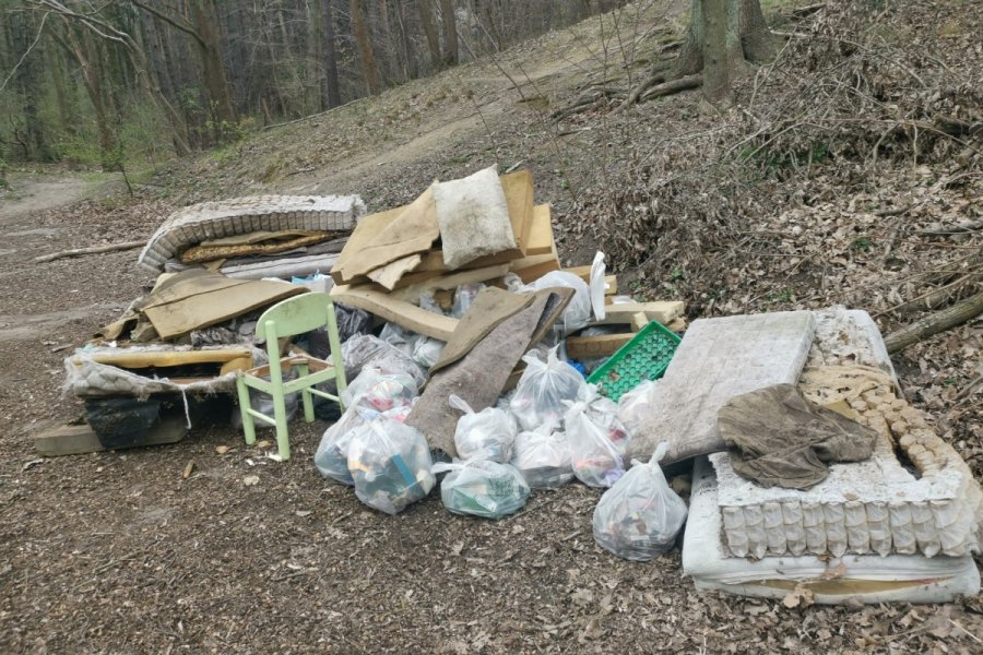 Śmieci zebrane podczas akcji sprzątania na Obłużu z okazji Dnia Ziemi