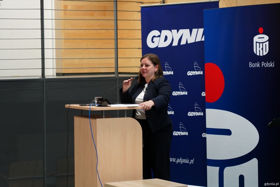 Przy m&oacute;wnicy prezydent Gdyni Aleksandra Kosiorek 