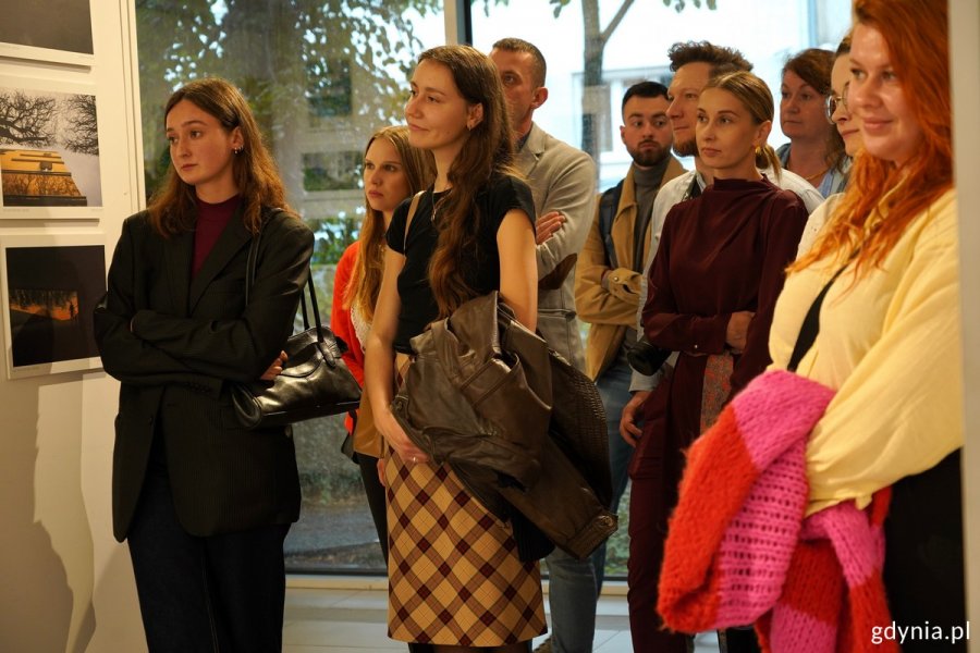 Goście na wernisażu wystawy pokonkursowej w galerii Gdyńskiego Centrum Filmowego