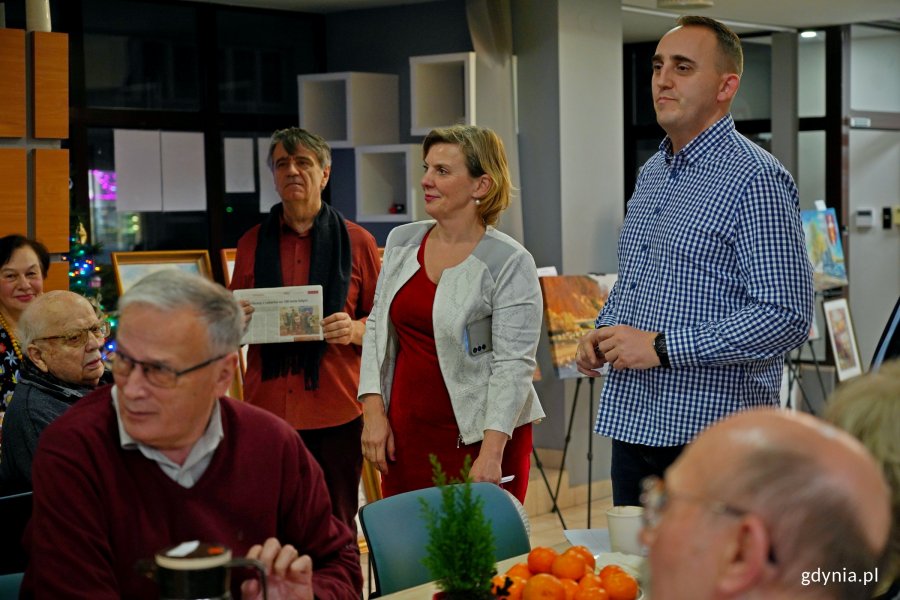 Od prawej: Paweł Wysocki &ndash; prezes Oddziału Morskiego PTTK w Gdyni, Justyna Sudzik i Wojciech Pasko-Porys &ndash; komisarz wystawy podczas prewernisażu wystawy &bdquo;100 obraz&oacute;w na 100-lecie Gdyni&rdquo; i spotkania wigilijnego w Gdyńskim Centrum Organizacji Pozarządowych