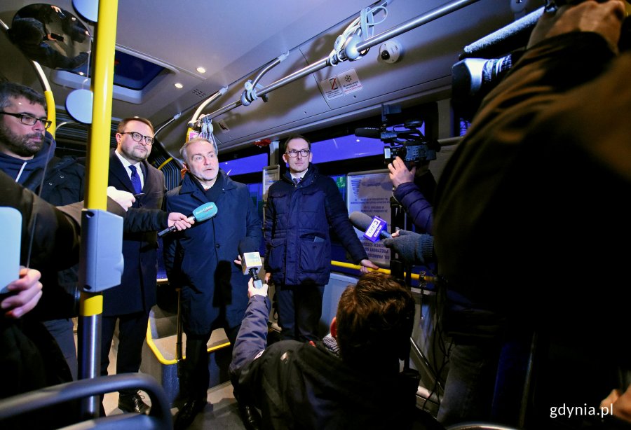 Pierwszy przejazd autobusu po kontrabuspasie na ulicy Chwarznieńskiej, od prawej strony Jakub Ubych - pełnomocnik prezydenta Gdyni ds. dzielnic, Wojciech Szczurek - prezydent Gdyni, Marek Łucyk - wiceprezydent Gdyni ds. rozwoju, fot. Kamil Złoch