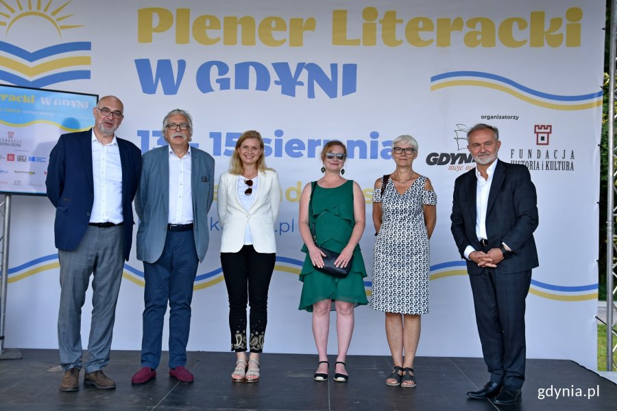 Od prawej: Wojciech Szczurek - prezydent Gdyni, Joanna Zielińska - przewodnicząca Rady Miasta Gdyni, Natalia Gromow - dyrektor Biblioteki Gdynia, Sonia Draga oraz Jacek Oryl - organizator Pleneru Literackiego w Gdyni podczas otwarcia pleneru // fot. Magdalena Czernek