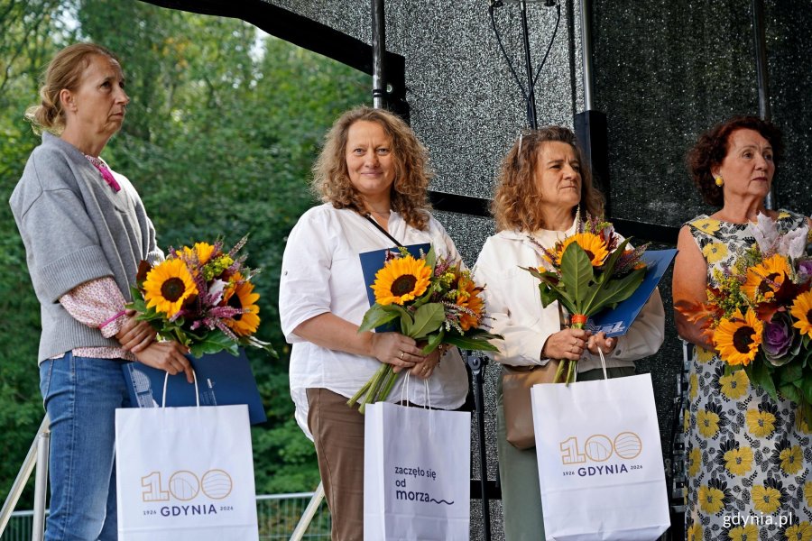 Laureatki konkursu &bdquo;Gdynia w kwiatach&rdquo; stojący na scenie podczas gali finałowej w Parku Kolibki