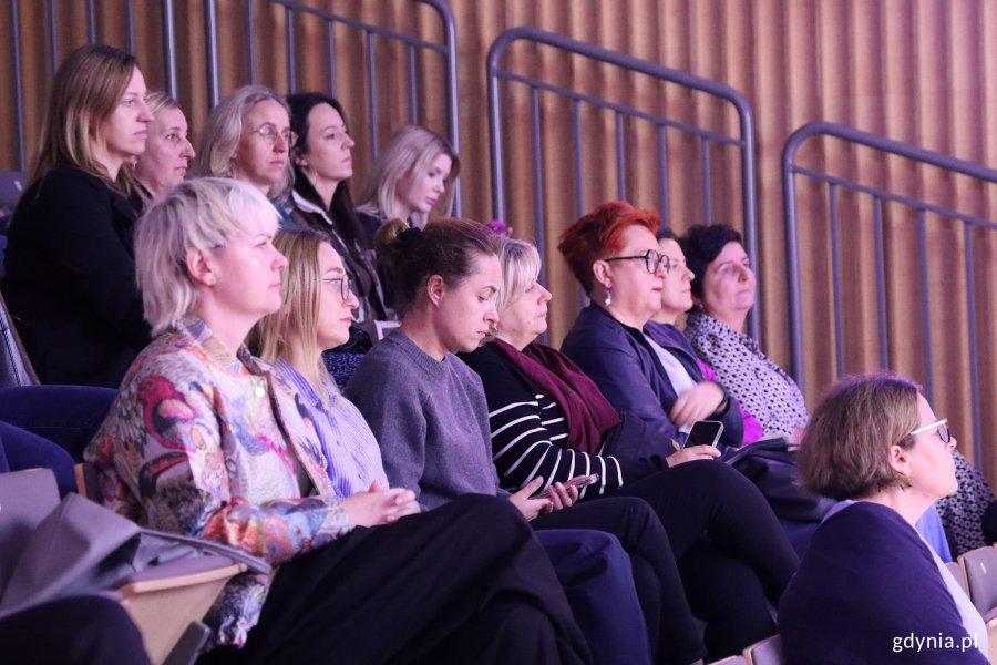 Ludzie w auli na widowni słuchający przemówienia