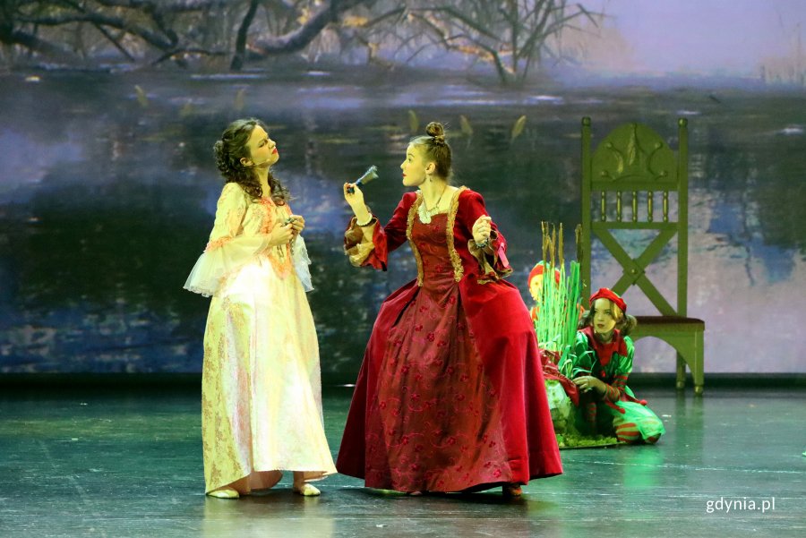 Koncert „Sekrety Zimowego Wiatru” w wykonaniu młodzieży z gdyńskiego MDK-u na scenie Teatru Muzycznego w Gdyni (fot. Katarzyna Balcerzak)