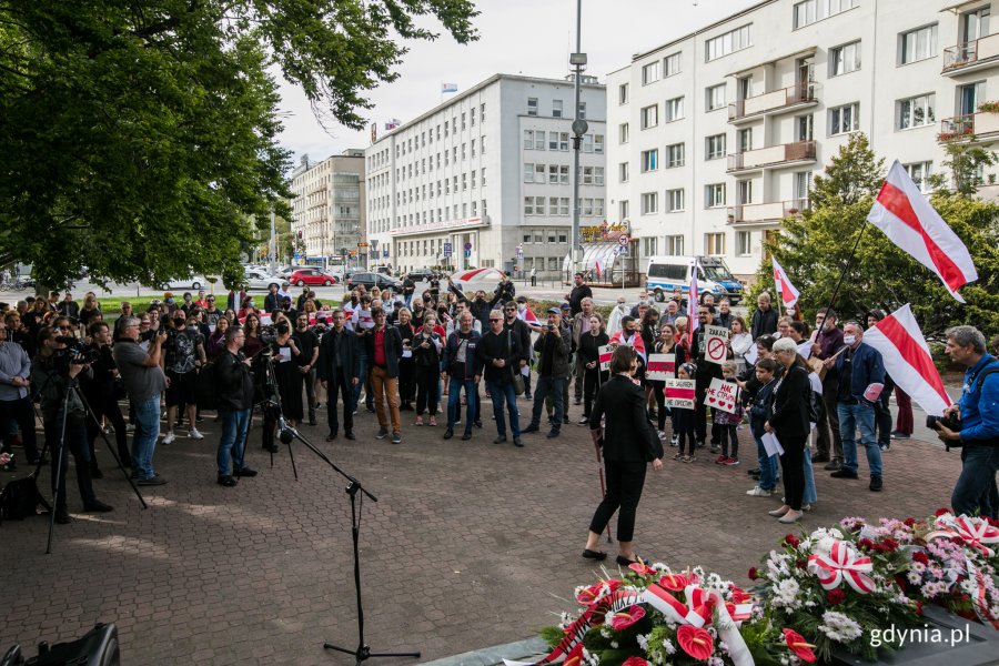 Uczestnicy akcji "Stop przemocy przeciwko narodowi Białorusi" na placu Wolnej Polski z flagami i protestacyjnymi tabliczkami w rękach // fot. Karol Stańczak