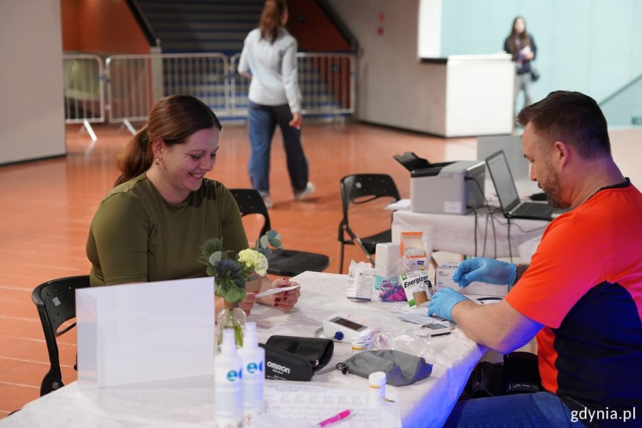 Prezydent Gdyni Aleksandra Kosiorek bada się podczas akcji profilaktycznej w Polsat Plus Arenie Gdynia