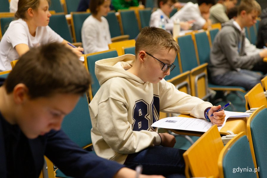 Chłopcy w trakcie rozwiązywania testu 
