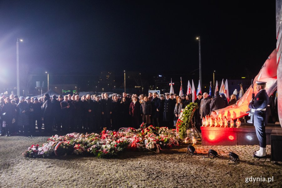 Uczestnicy uroczystości obchod&oacute;w Grudzień '70 
