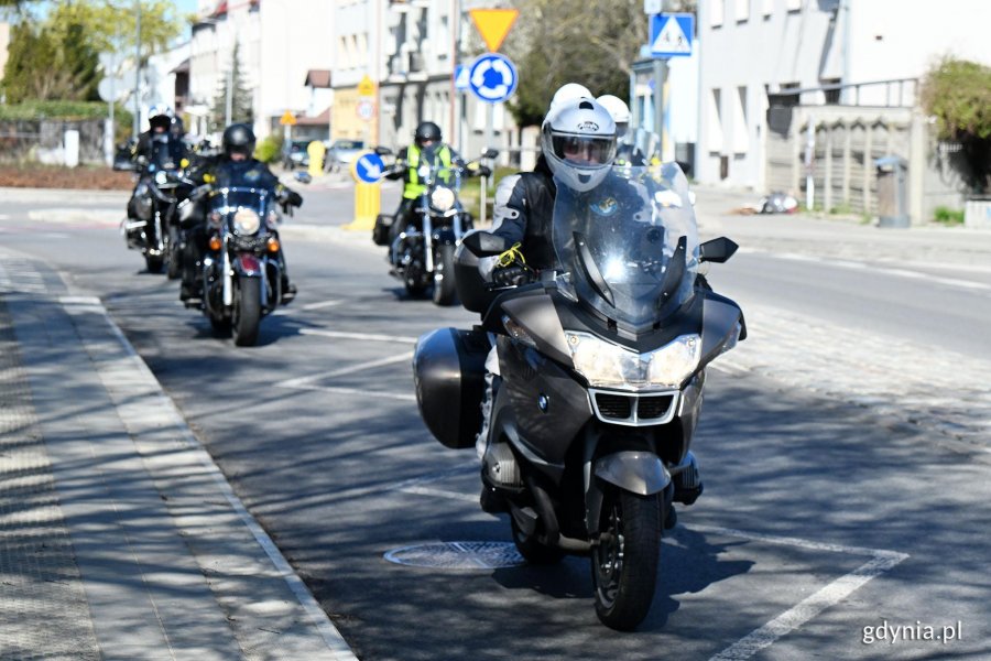 Motocykliści na motorach