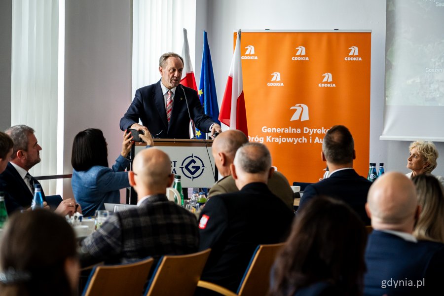 Posiedzenie sejmowej Komisji Infrastruktury w Porcie Gdynia – przemówienie marszałka województwa pomorskiego Mieczysława Struka (fot. Kamil Złoch)