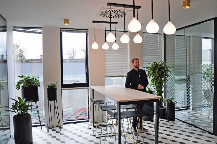 Piętro modernistyczne w biurze IT Nordei w Gdyni
