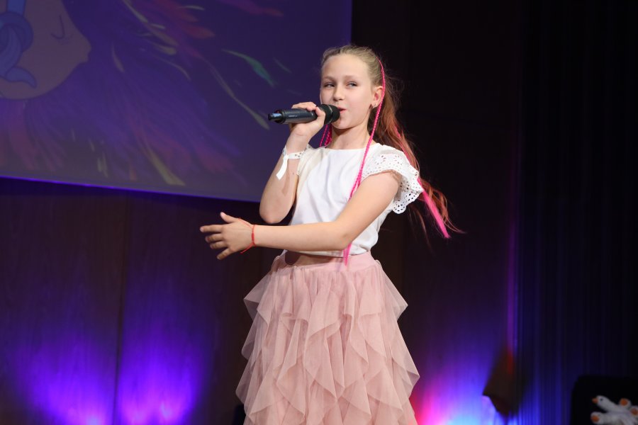 śpiewająca dziewczynka na scenie