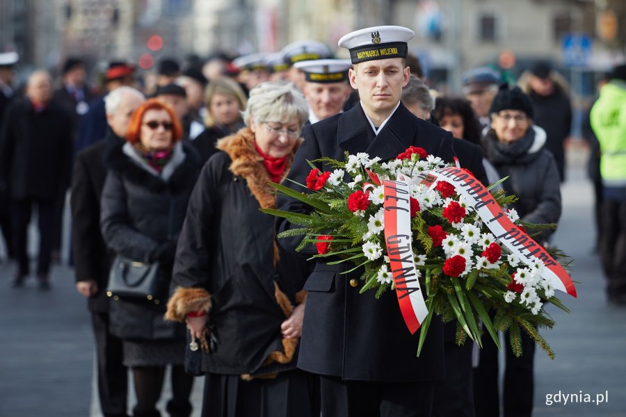 Uroczystości oficjalne pod pomnikiem Polski Morskiej z okazji 93. rocznicy nadania praw miejskich, fot. Dawid Linkowski