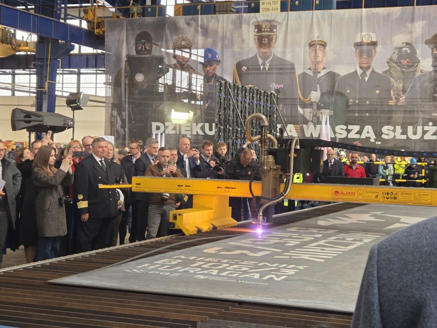 Uroczystość palenia blach pod okręt wojenny Huragan w PGZ Stoczni Wojennej 