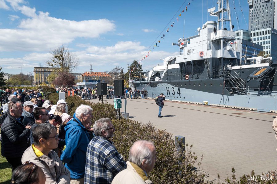 Przy ORP „Błyskawicy”, na nabrzeżu Pomorskim odbyły się uroczystości Dnia Flagi RP z udziałem wojskowej asysty honorowej, fot. Kamil Złoch