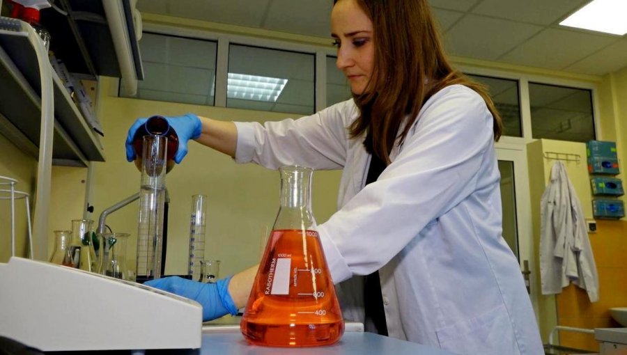Izabela Ryska w pracy nad kosmetykami korzysta z laboratoriów na terenie PPNT, fot. Sławomir Okoń