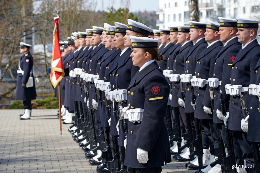 Kompania Reprezentacyjna Marynarki Wojennej RP na Cmentarzu Wojennym w Redłowie podczas uroczystości z okazji Dnia Pamięci Ofiar Zbrodni Katyńskiej 