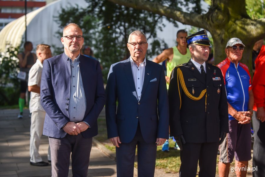 Maraton "Solidarności" przebiegł ulicami Gdyni. Przed startem pod pomnikiem Pamięci Ofiar Grudnia '70 odbyły się uroczystości z udziałem wiceprezydenta Gdyni Michała Gucia, a także przedstawicieli samorządu i parlamentu // fot. Maciej Czarniak