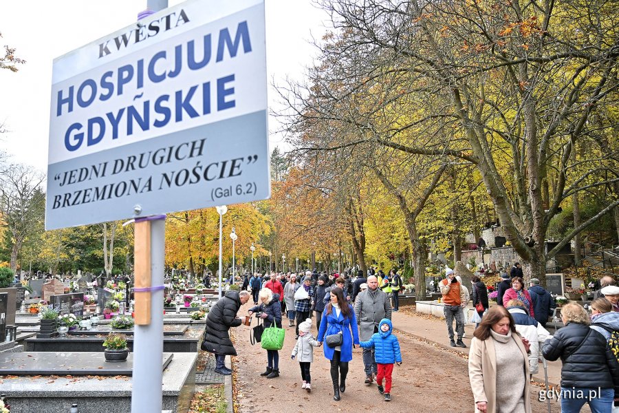 Tablica informująca o kweście na rzecz hospicjum umieszczona na Cmentarzu Witomińskim