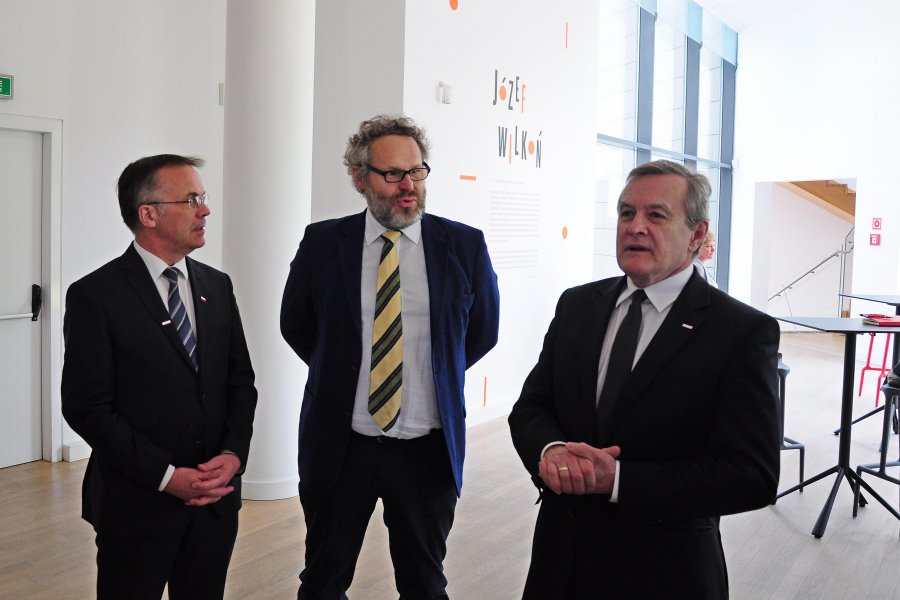 Jarosław Sellin – Sekretarz Stanu, Jacek Fridrich – dyrektor Muzeum Miasta Gdyni oraz Prof. Piotr Gliński, Wicepremier, Minister Kultury i Dziedzictwa Narodowego RP w Muzeum Miasta Gdyni, fot. Michał Kowalski