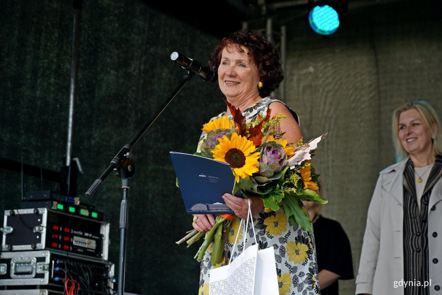 Jadwiga Chojnacka, jedna z laureatek konkursu &bdquo;Gdynia w kwiatach&rdquo;, przemawiająca na gali finałowej 