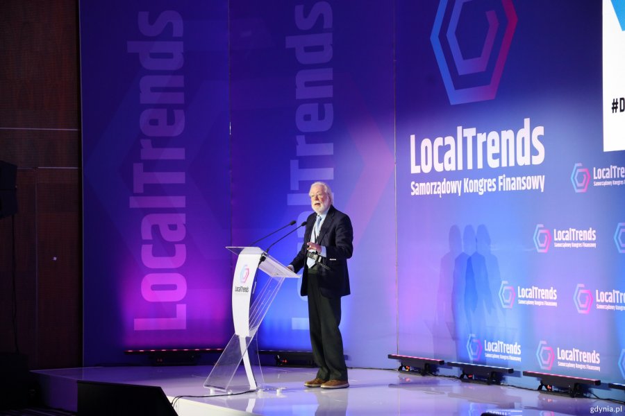 Na scenie prof. Paul Collier 