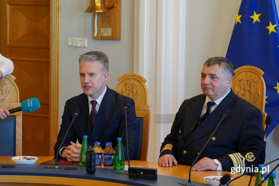 Spotkanie na Uniwersytecie Morskim. Na zdjęciu widoczni: Arkadiusz Marchewka, wiceminister infrastruktury oraz prof. dr hab. inż. kpt. ż.w. Adam Weintrit, rektor Uniwersytetu Morskiego. (fot. Łukasz Kamasz)