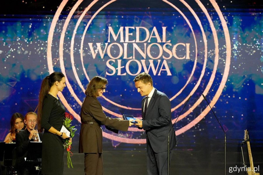 Na zdjęciu (od lewej): p.o. dyrektora Europejskiego Centrum Solidarności Magdalena Mistat, laureat Leszek Jażdżewski (fot. Mirosław Pieślak)