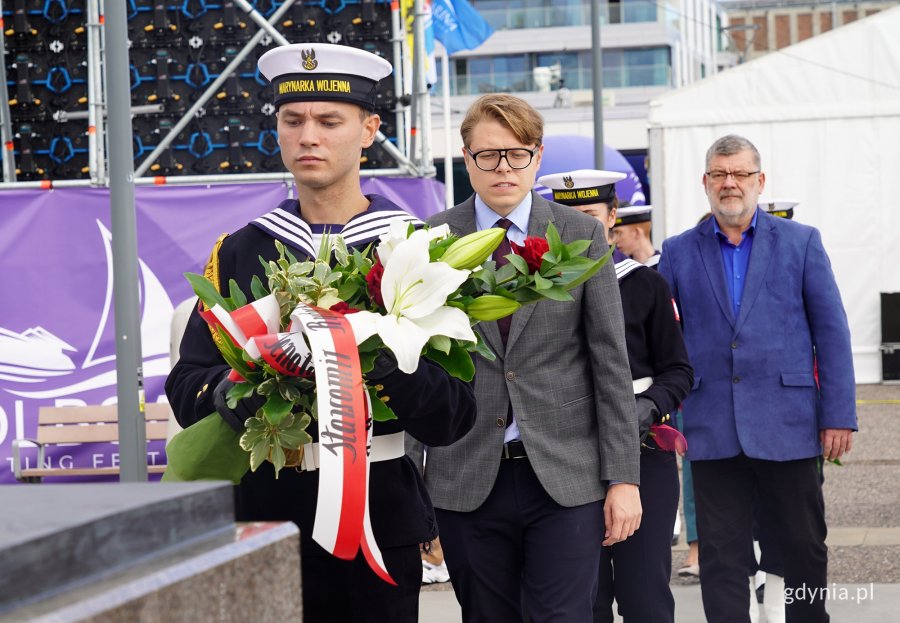 delegacja składa wieńce