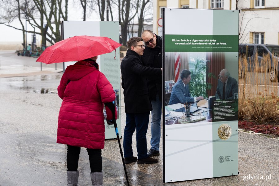 Krzysztof Drażba, naczelnik Oddziałowego Biura Edukacji Narodowej IPN oraz dr Daniel Czerwiński, naczelnik Oddziałowego Biura Badań Historycznych IPN, przyglądający się wystawie elementarnej „Ryszard Kukliński” na placu Wolnej Ukrainy